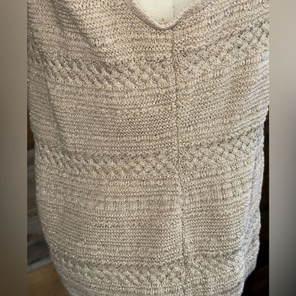 ✨ WHITE HOUSE BLACK MARKET ✨
Ecru Sleeveless Knit Halter Top
SZ M - Picture 4 of 10